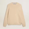 Beige herrtröja med rund hals och ”Golden”-text på ryggen