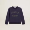 Blåviolett sweatshirt med text från golden goose på framsidan