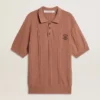 Brickfärgad polotröja för herr med broderad logotyp.