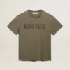 Olivgrön T-shirt i regular fit med guldfärgade bokstäver på framsidan