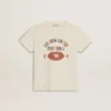 Pojk-T-shirt i slitet vitt med flerfärgad text