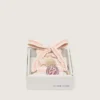 Skinn ljusbeige skosnören med rosa flätning, nål och applikationer