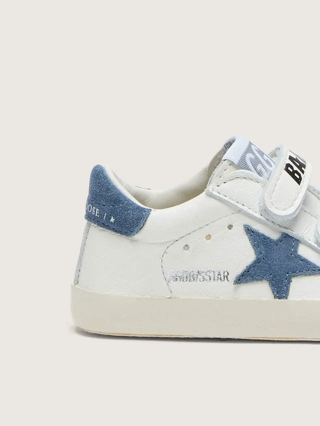 Baby Old School i vitt läder med denimblå mockastjärna