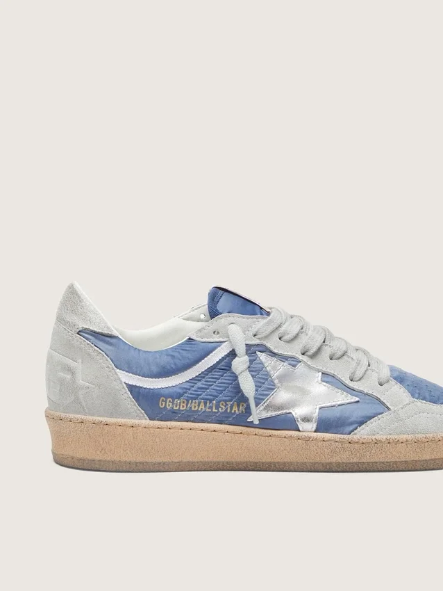 Ball Star för dam i denimblå nylon med ljusgrå insatser i mocka och en stjärna i metalliskt silverläder