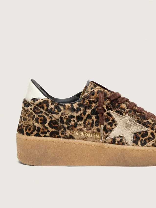 Ball Star för dam i ponnyskinn med leopardmönster, platinafärgad läderstjärna och vit läderflik på hälen