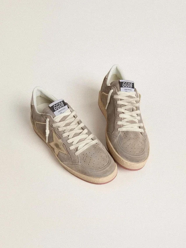 Ball Star för damer i beige mocka med guldmetallisk läderstjärna och bokstäver i pärlor