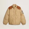 Beige bomberjacka med detaljer i läder och påsydda lappar
