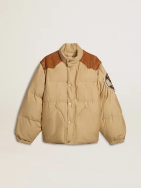 Beige bomberjacka med detaljer i läder och påsydda lappar