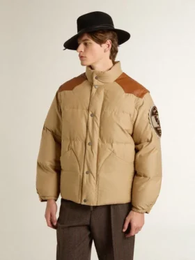Beige bomberjacka med detaljer i läder och påsydda lappar