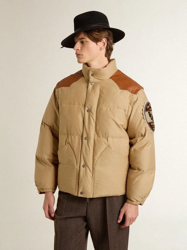 Beige bomberjacka med detaljer i läder och påsydda lappar