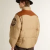 Beige bomberjacka med detaljer i läder och påsydda lappar