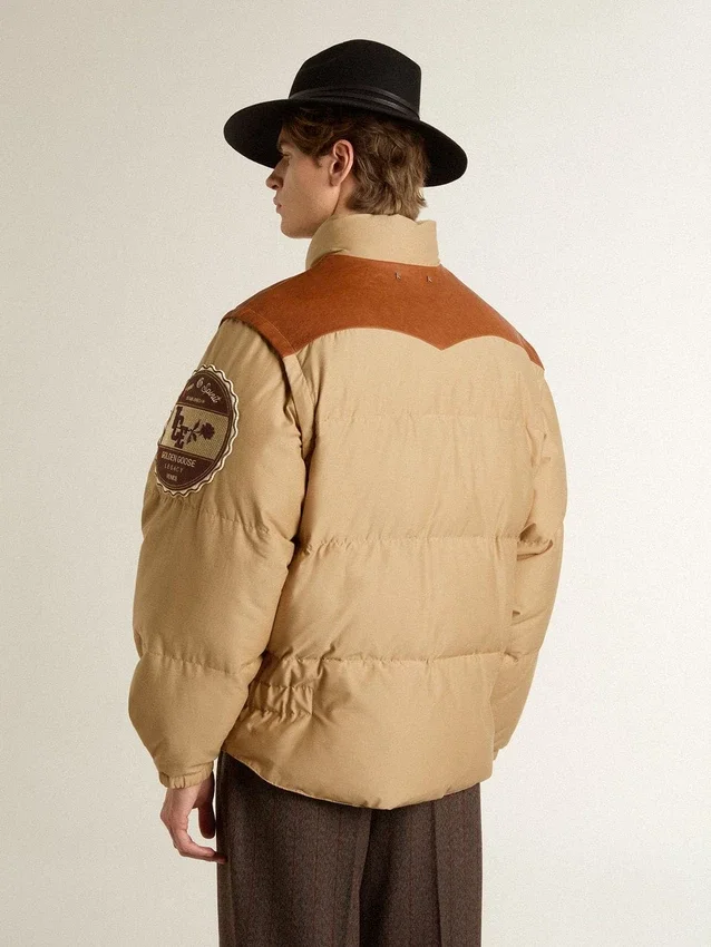 Beige bomberjacka med detaljer i läder och påsydda lappar