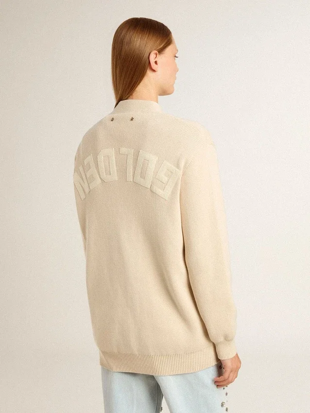 Beige damkofta med texten ”Golden” på ryggen
