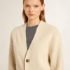 Beige damkofta med texten ”Golden” på ryggen
