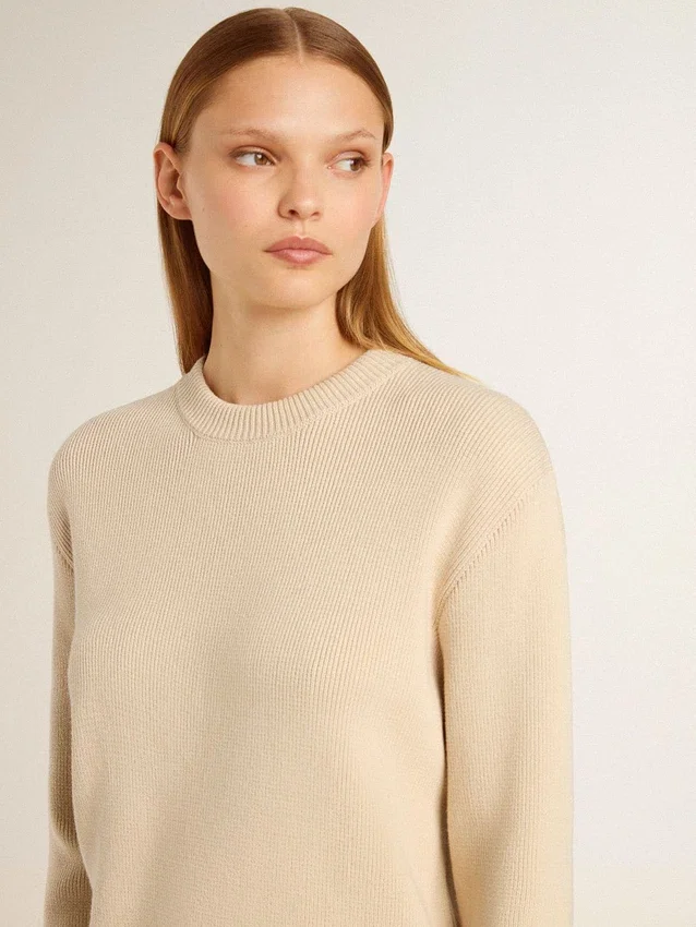 Beige damtröja med ”Golden”-text på ryggen