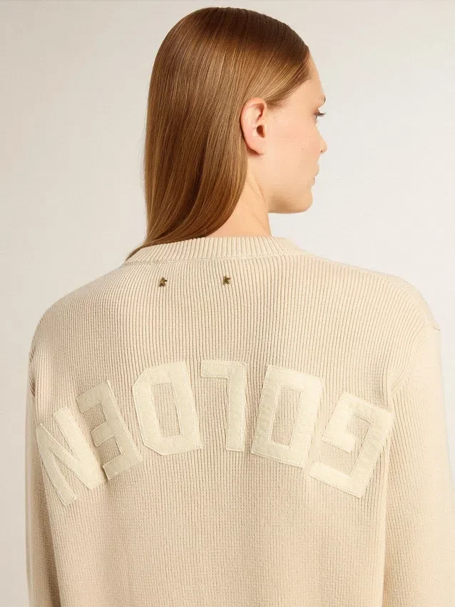 Beige damtröja med ”Golden”-text på ryggen