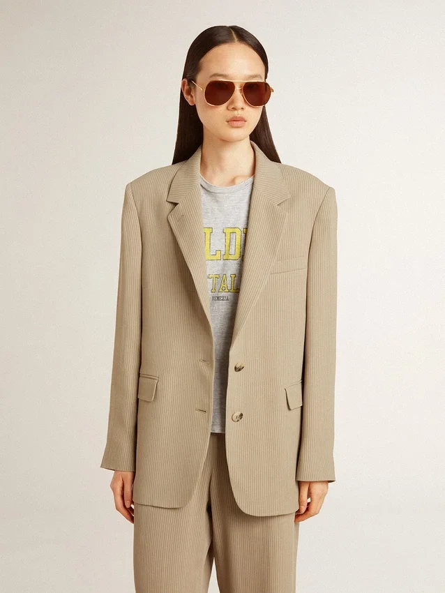 Beige enkelknäppt damkavaj med smala ränder och oversized-passform
