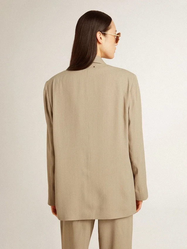 Beige enkelknäppt damkavaj med smala ränder och oversized-passform