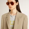 Beige enkelknäppt damkavaj med smala ränder och oversized-passform