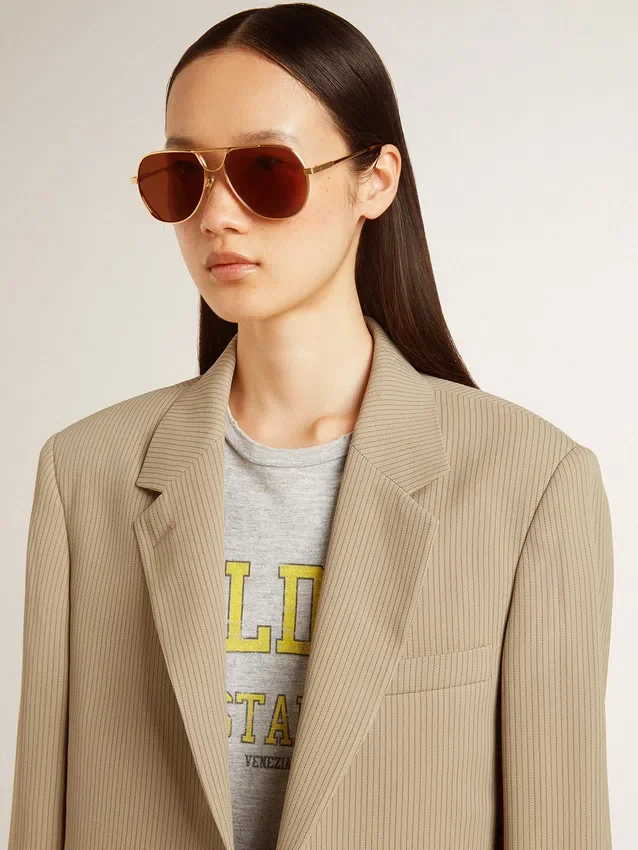 Beige enkelknäppt damkavaj med smala ränder och oversized-passform