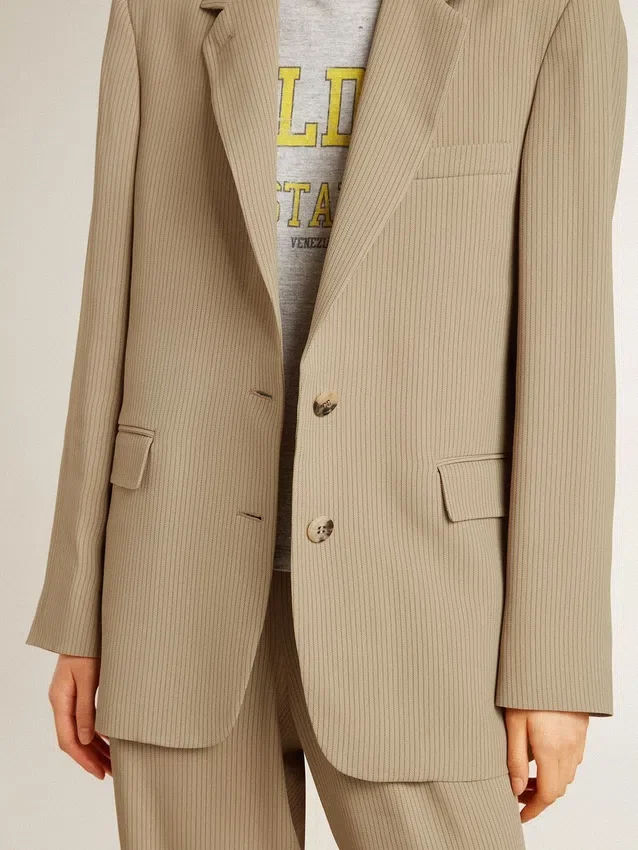 Beige enkelknäppt damkavaj med smala ränder och oversized-passform