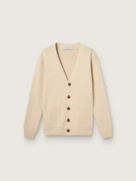 Beige herrkofta med ”Golden”-text på ryggen