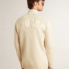 Beige herrkofta med ”Golden”-text på ryggen