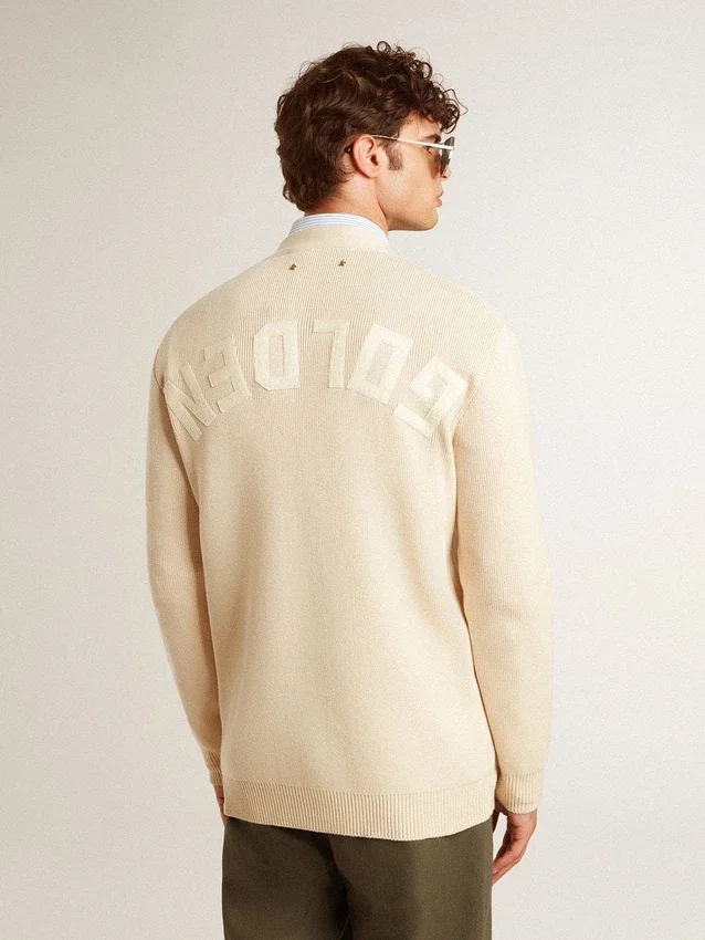 Beige herrkofta med ”Golden”-text på ryggen