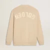 Beige herrkofta med ”Golden”-text på ryggen