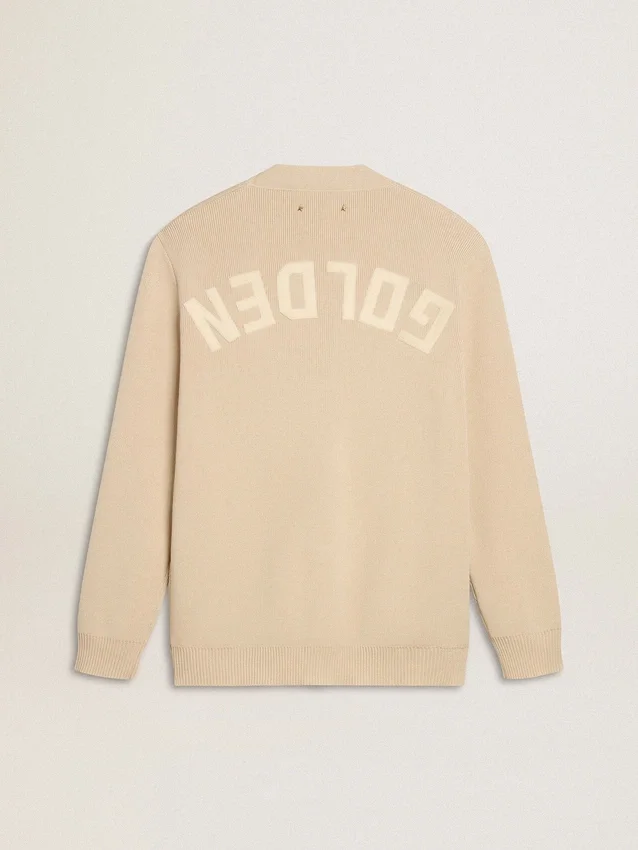 Beige herrkofta med ”Golden”-text på ryggen
