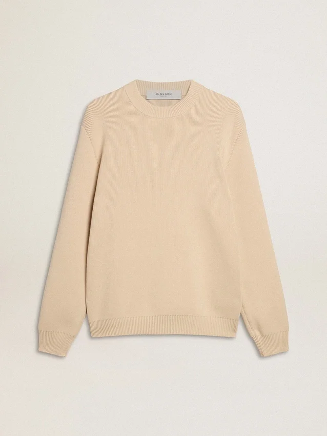 Beige herrtröja med rund hals och ”Golden”-text på ryggen