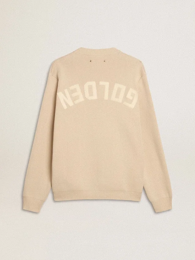 Beige herrtröja med rund hals och ”Golden”-text på ryggen