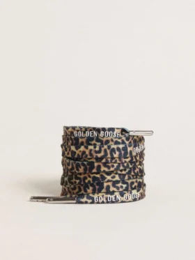 Beigea skosnören med leopardmönster och kontrasterande vit logotyp