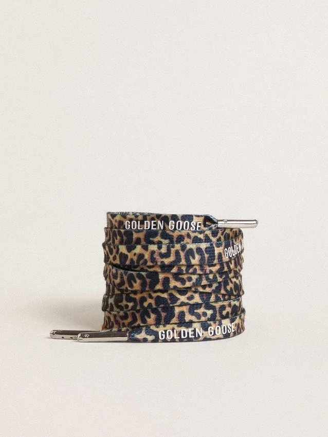 Beigea skosnören med leopardmönster och kontrasterande vit logotyp