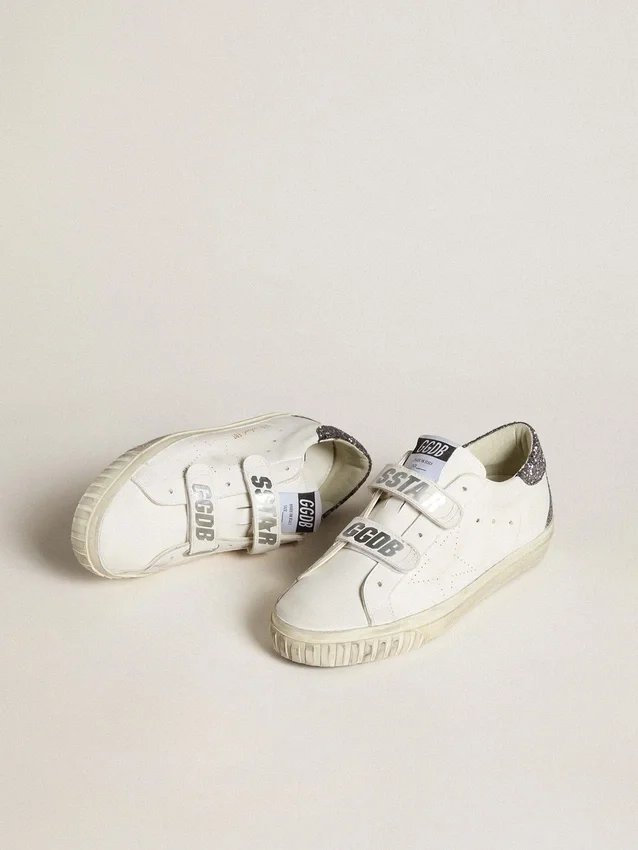 Biobaserade Old School-sneakers med perforerad stjärna och glitter på hälfliken