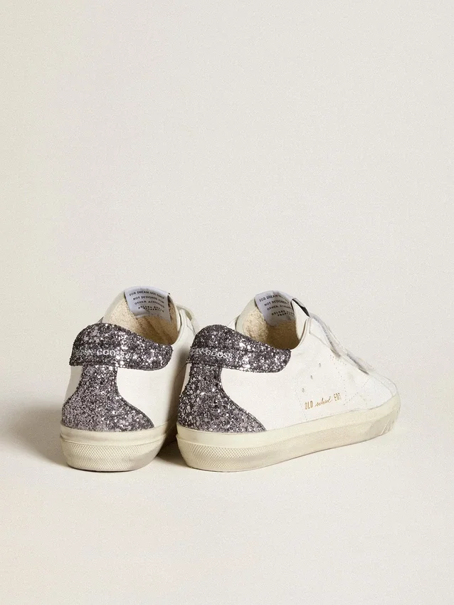 Biobaserade Old School-sneakers med perforerad stjärna och glitter på hälfliken