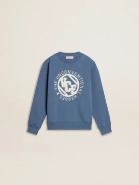 Blå barnsweatshirt med vita präglade lappar