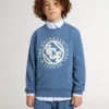 Blå barnsweatshirt med vita präglade lappar
