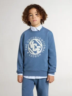 Blå barnsweatshirt med vita präglade lappar