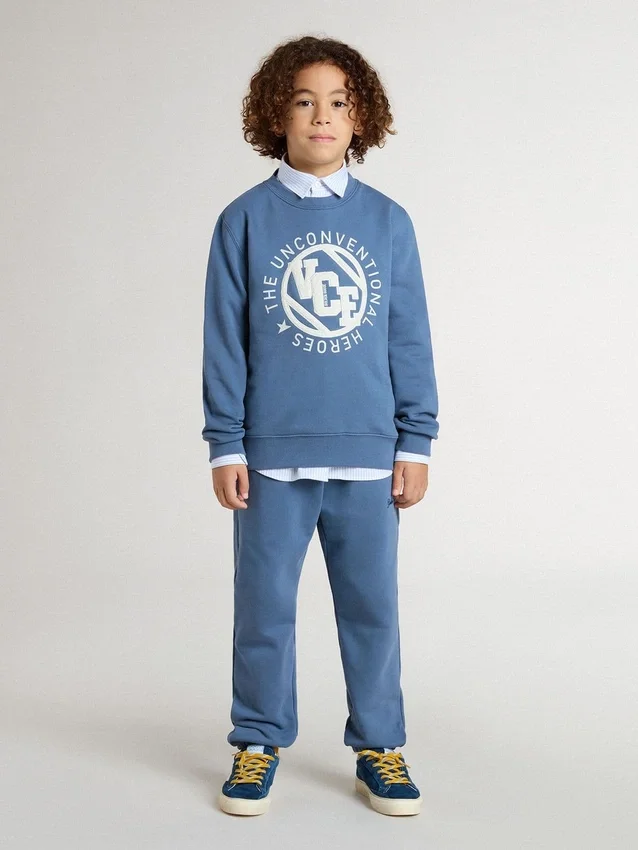 Blå barnsweatshirt med vita präglade lappar