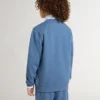 Blå barnsweatshirt med vita präglade lappar