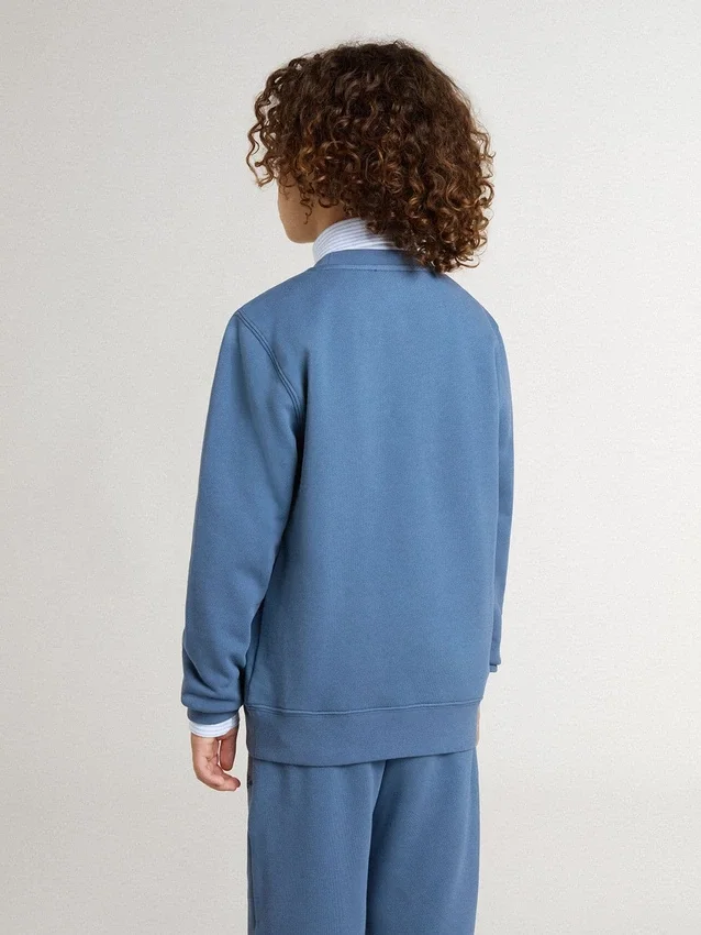 Blå barnsweatshirt med vita präglade lappar