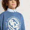 Blå barnsweatshirt med vita präglade lappar