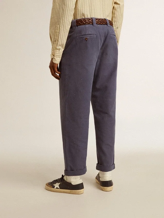 Blå chinos för herr med sliten look