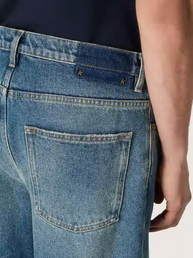 Blåa, löst sittande jeans i mediumtvätt