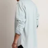 Blekt denimskjorta för herr med hamrade nitar