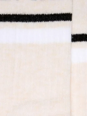 Blushfärgade strumpor med slitna detaljer och svartvita ränder