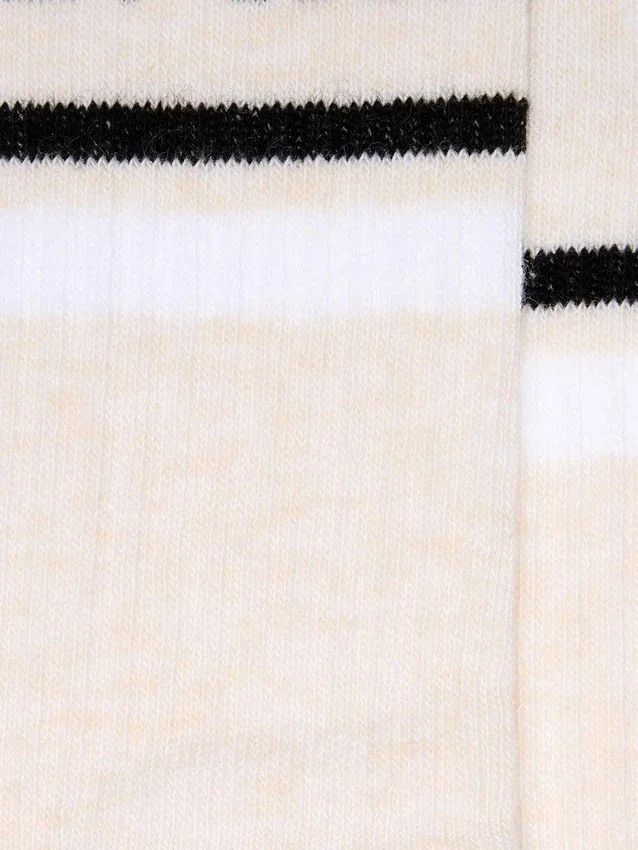 Blushfärgade strumpor med slitna detaljer och svartvita ränder