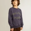 Blåviolett sweatshirt med text från golden goose på framsidan