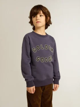 Blåviolett sweatshirt med text från golden goose på framsidan
